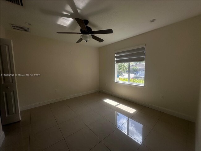 Building Photo - 3104 Tarpon Dr
