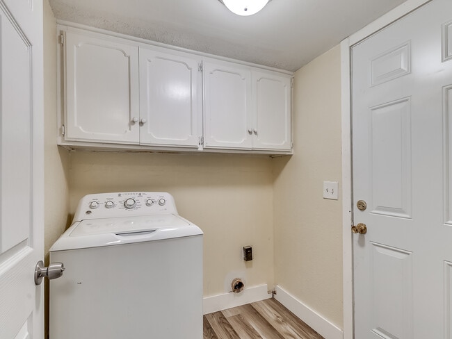 Building Photo - 7704 Brookside Dr