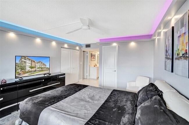 Building Photo - 1150 Hillsboro Mile Unit 1016