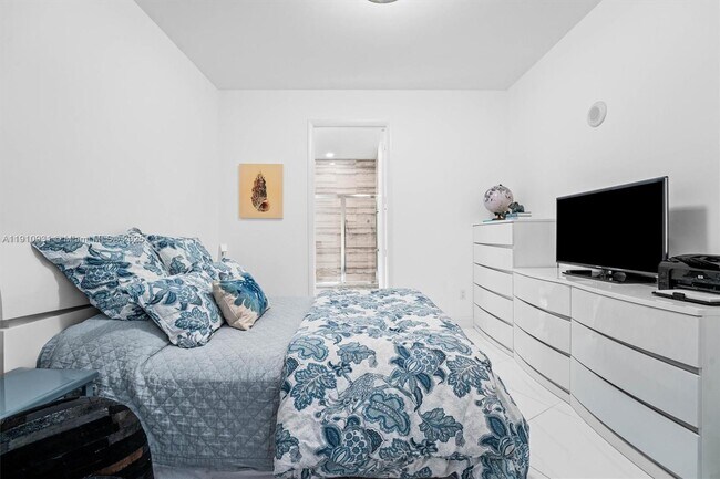 Building Photo - 15811 Collins Ave