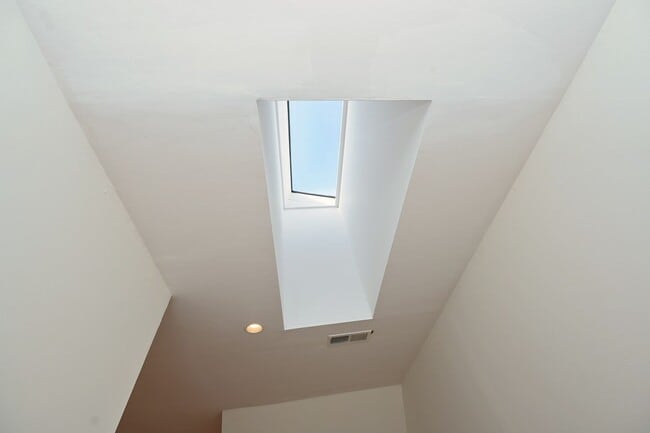 Building Photo - **PERFECTLY SITUATED TOWNHOME IN GREEN HIL...