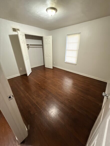 Building Photo - 2503 Broadview St