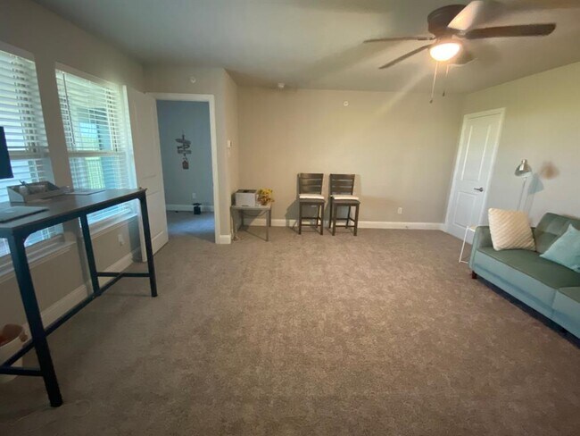 Building Photo - 2008 Naples Dr