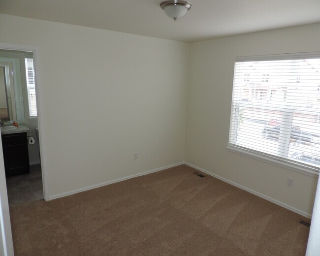 Building Photo - Sierra Ridge 4 Bedroom Home (Available Imm...