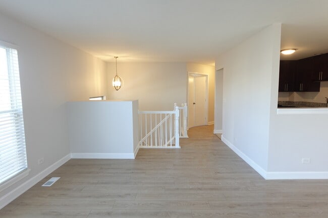 Building Photo - 881 Essex Cir