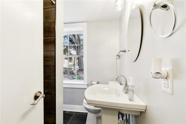 Building Photo - 823 Dauphine St