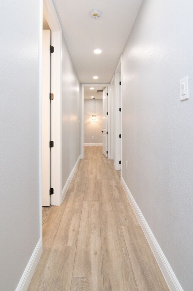 Building Photo - Gorgeous Mid-Centry Modern 3bed/2bath with...