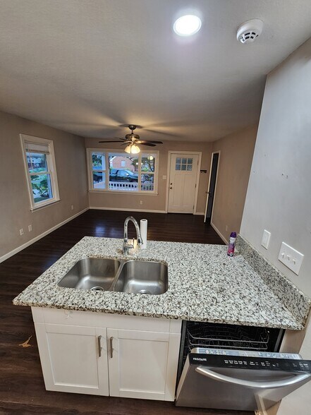 Building Photo - 2724 Mapleton Ave