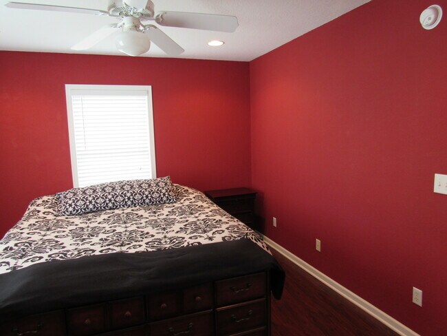 Building Photo - 142 Roanoke Dr