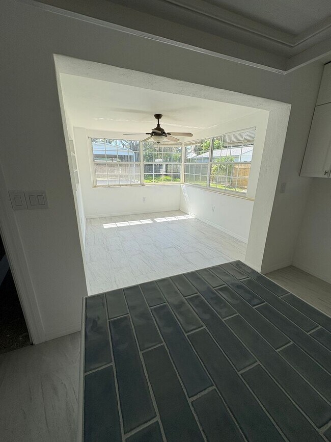 Building Photo - Tarpon Springs home close to downtown!
