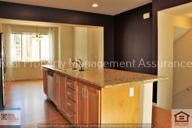 Building Photo - Urban 3 BR / 3.5 BA + Bonus Loft, Townhous...