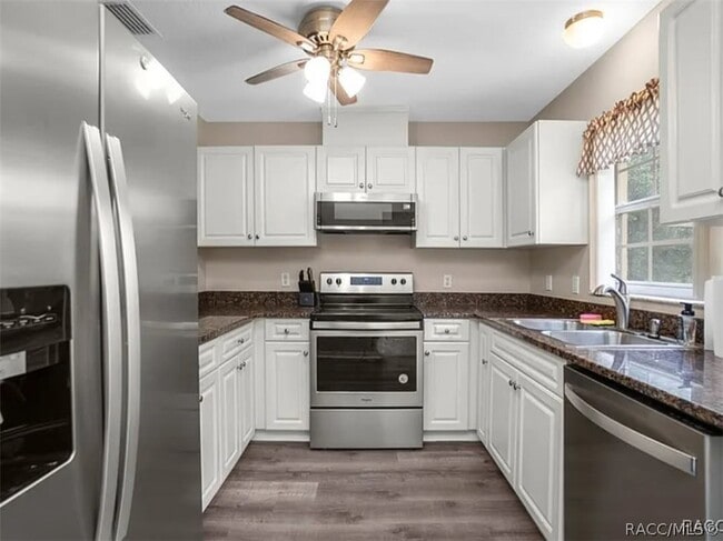 Building Photo - 835 E Rembrandt Way