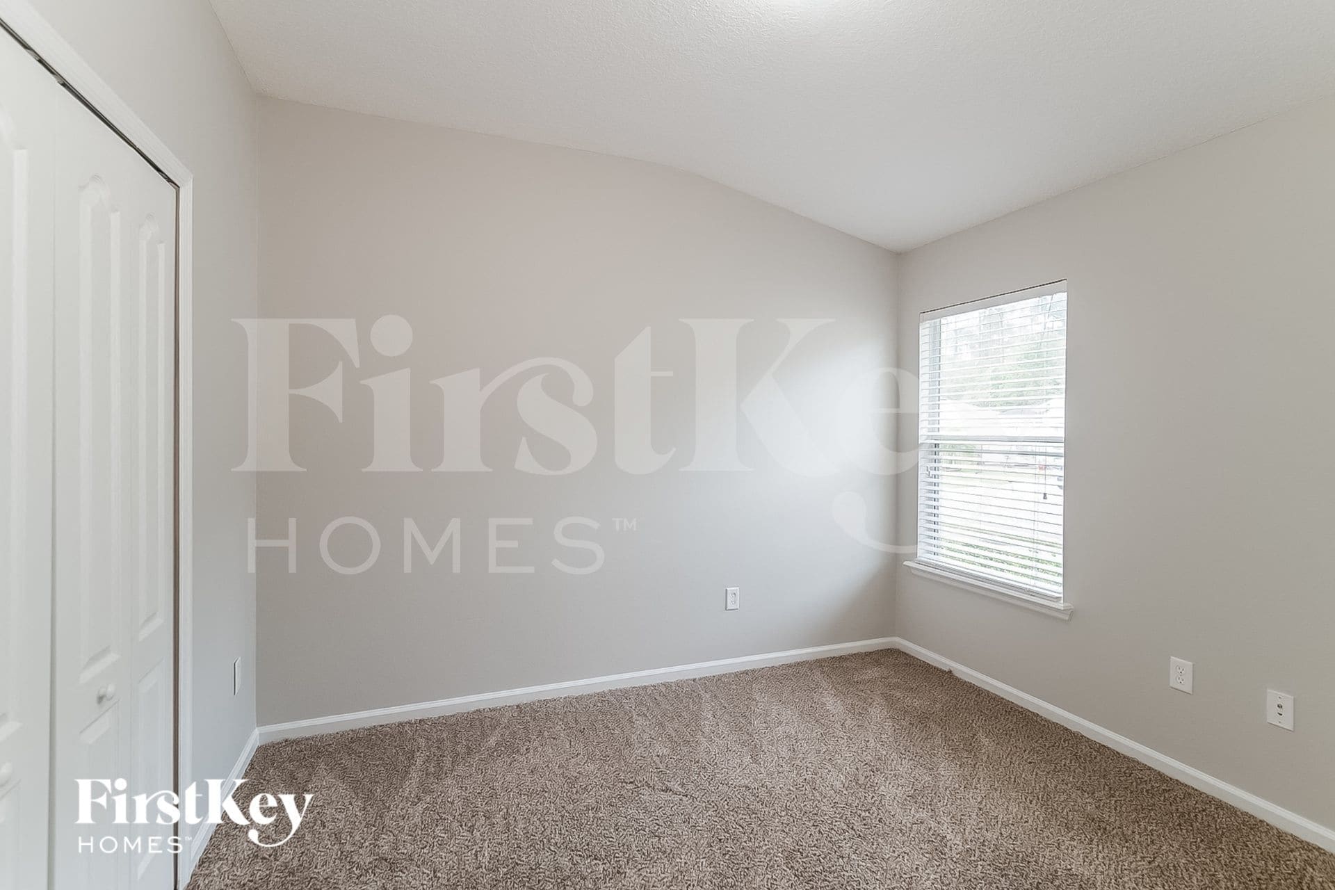 Building Photo - 2878 Woodstone Dr