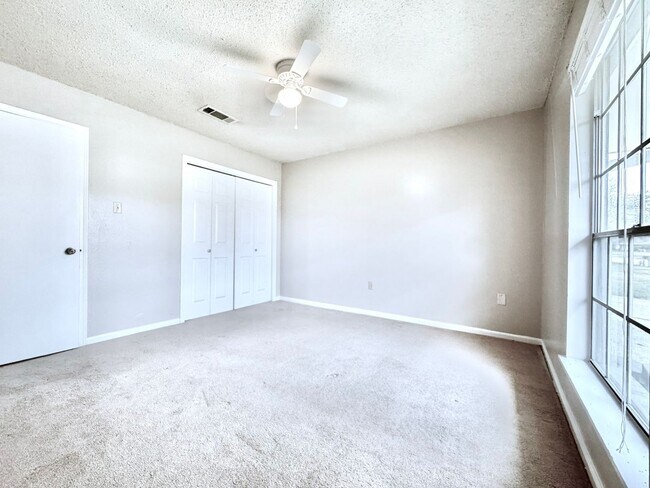 Building Photo - Beautiful Sherwood Oaks 3BR/2BA Home With Patio, Carport & Security Features!