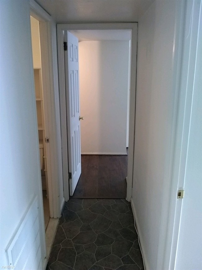 Building Photo - 3 br, 1.5 bath Condo - 7244 Donnell Pl Apt C2