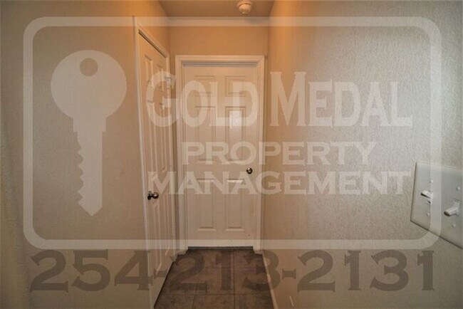 Building Photo - Beautiful 3-bedroom, 2-bathroom home with a 2-car garage now available for rent!