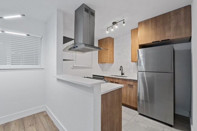 Building Photo - CrestHaus Apartments