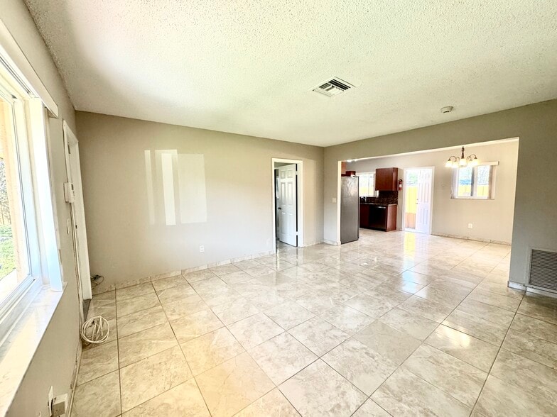 Building Photo - 6133 Buchanan St