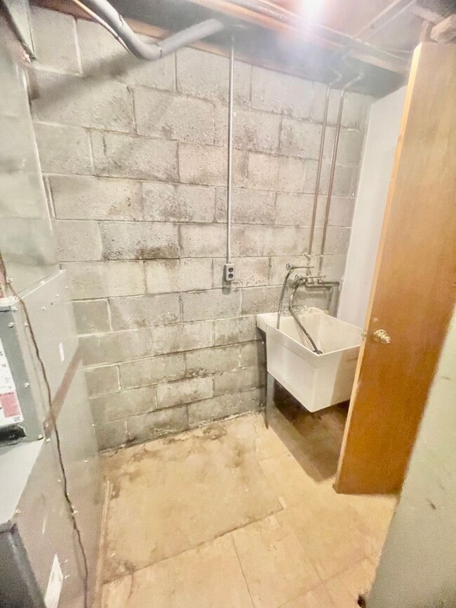 Building Photo - UPDATED 2 Bed 2 Bath-Pittsburgh Pa