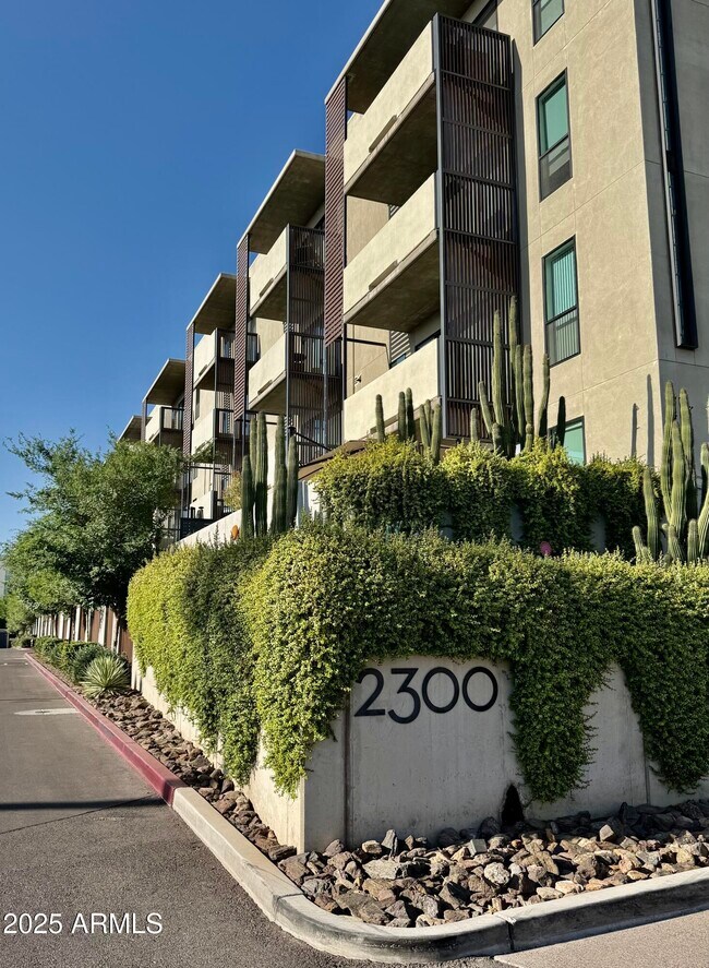 Building Photo - 2300 E Campbell Ave