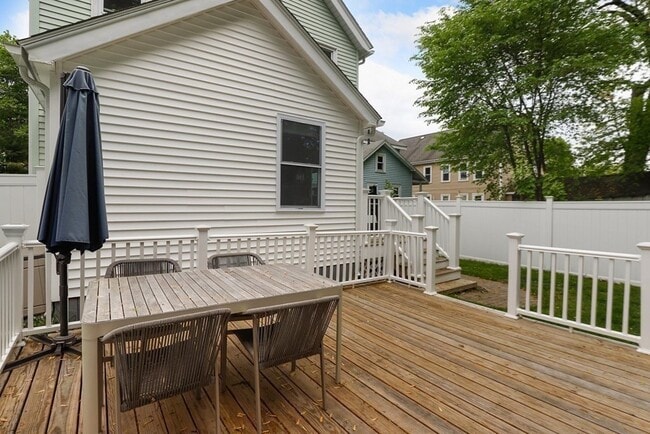 Building Photo - 37 Lindsay St