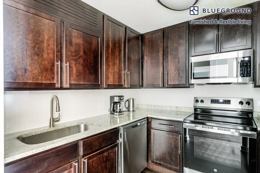 Building Photo - 77 W Huron St