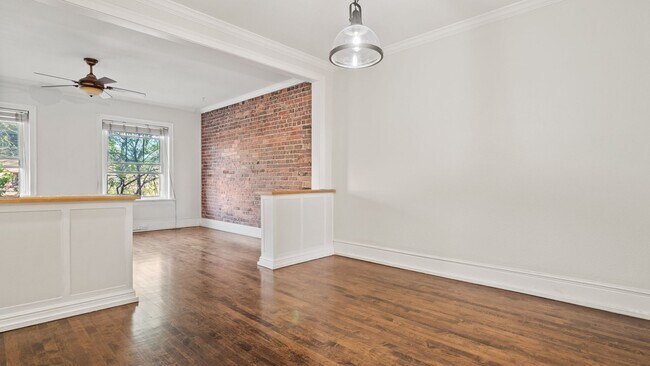 Building Photo - Darling 2 bedroom, 1 bath Capital Hill Condo