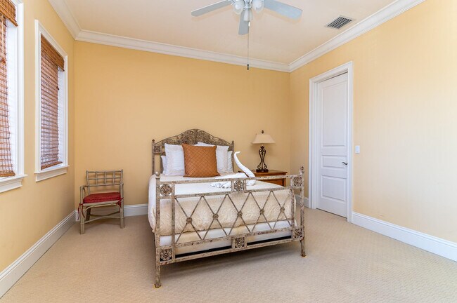 Building Photo - 580 Admirals Way