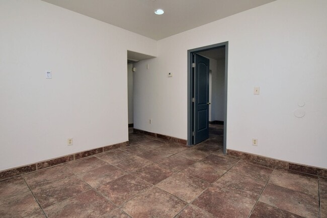 Building Photo - Stand Alone 2 Bed 1 Bath with Private Yard...