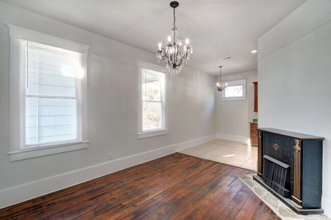 Building Photo - 212 W 39th St