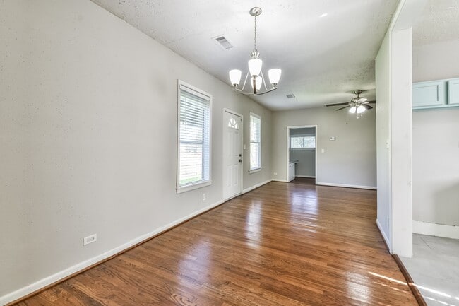Building Photo - Comfy 3 Bedroom Home Complete Rennovation!...