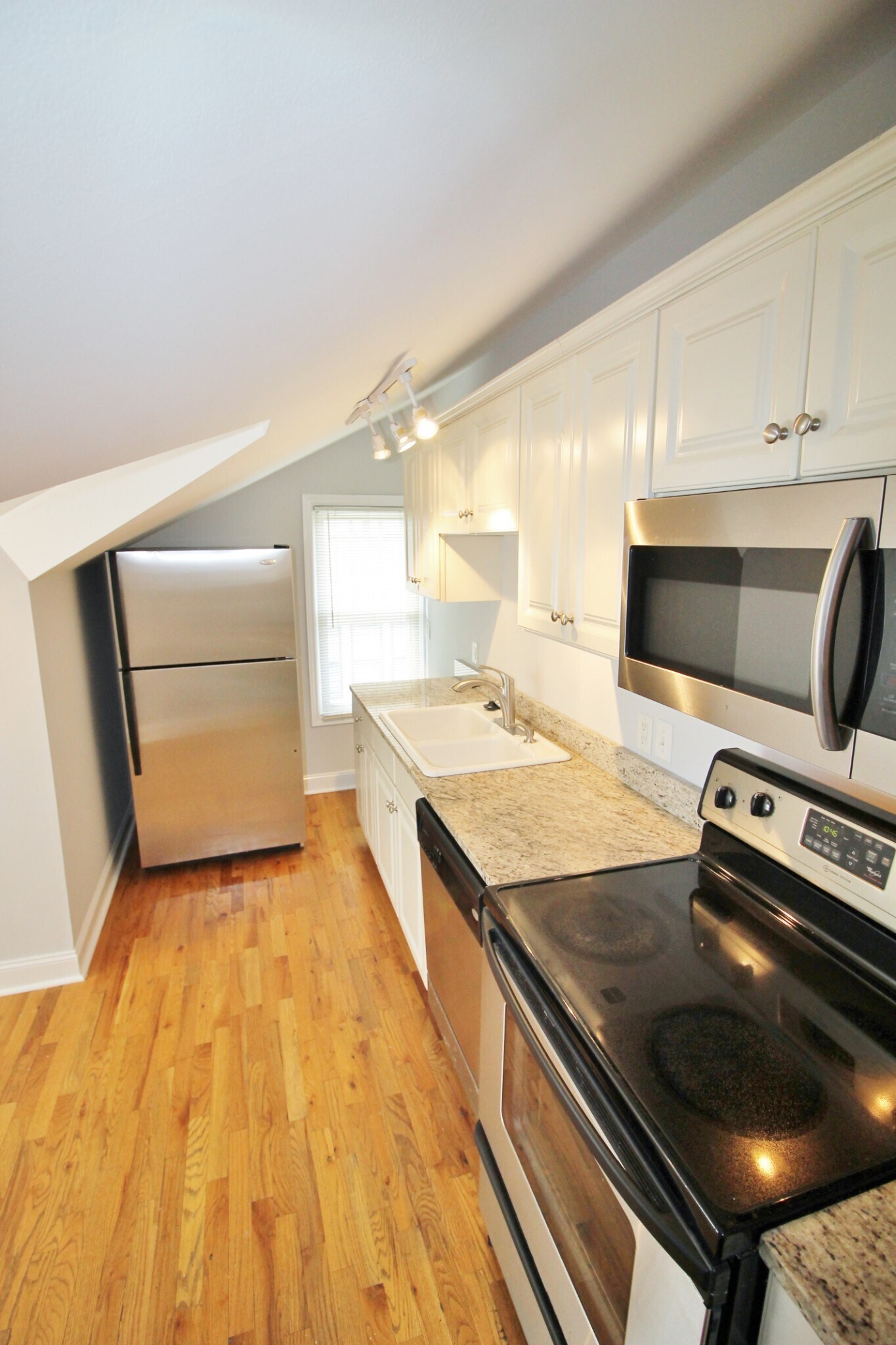 Building Photo - 1711 Villa Pl