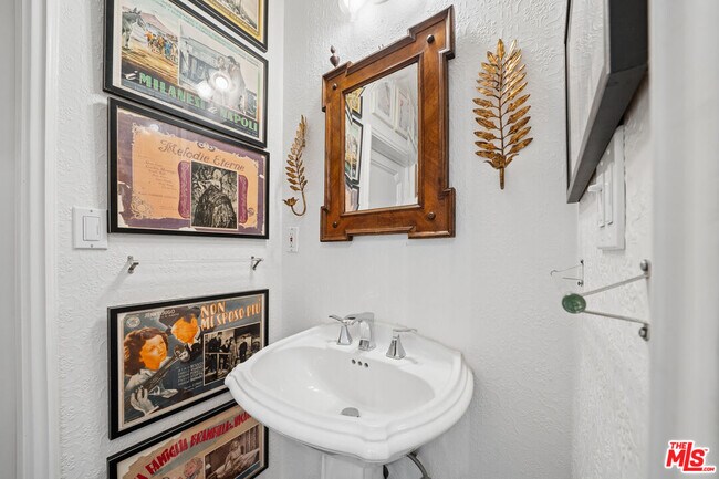 Building Photo - 8050 Mulholland Dr