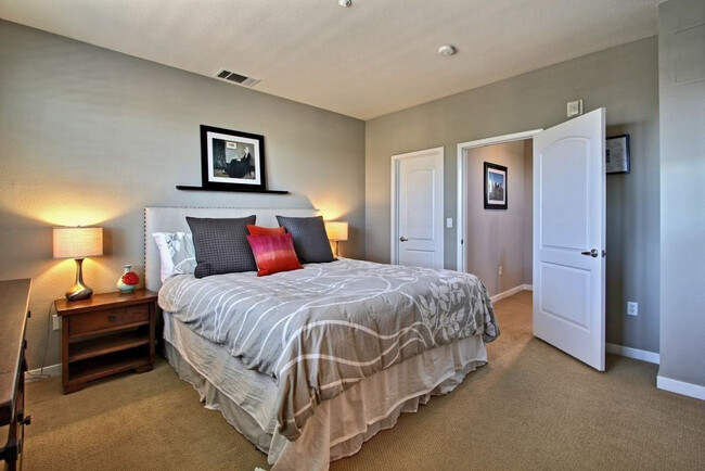 Building Photo - Townhouse with Fantastic Floor Plan at Mar...