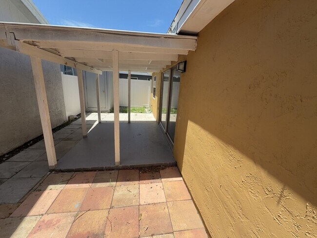 Building Photo - 502 San Gabriel Ct
