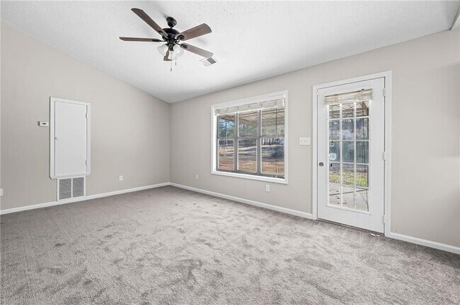 Building Photo - 5345 Memorial Ln SW