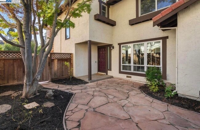 Building Photo - 725 Old Creek Rd