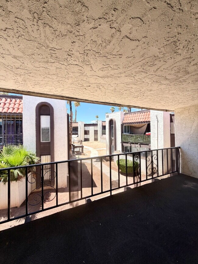Building Photo - HIVE SUMMER MOVE-IN SPECIAL: 3 BEDROOM CONDO | COMMUNITY POOLS + WALKING TRAILS | CENTRAL LAS VEG...