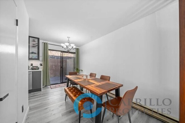 Building Photo - Stylish and Spacious Townhome for Rent in ...