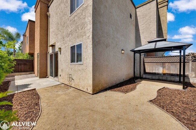 Building Photo - Beautifully Renovated 2-Bedroom Corner Tow...