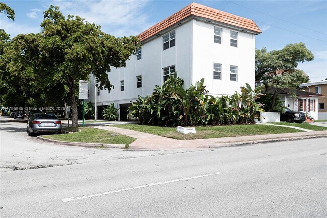 Building Photo - 1114 Douglas Rd