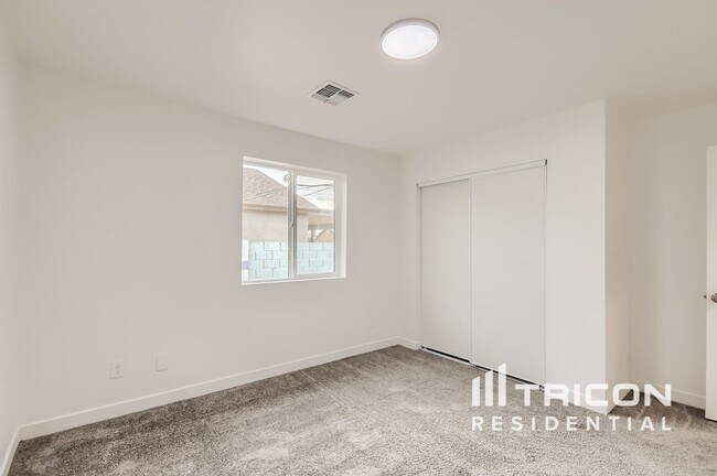 Building Photo - 2748 E Pueblo Ave