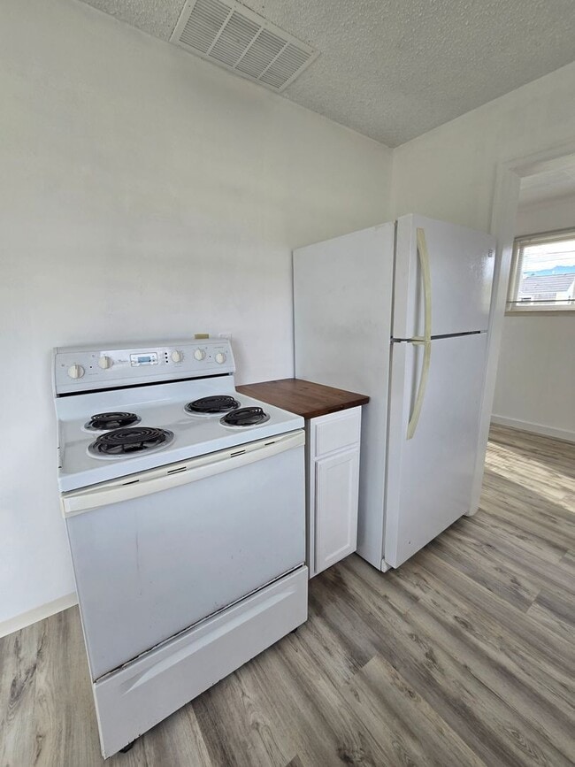 Building Photo - 1818 W 5th St