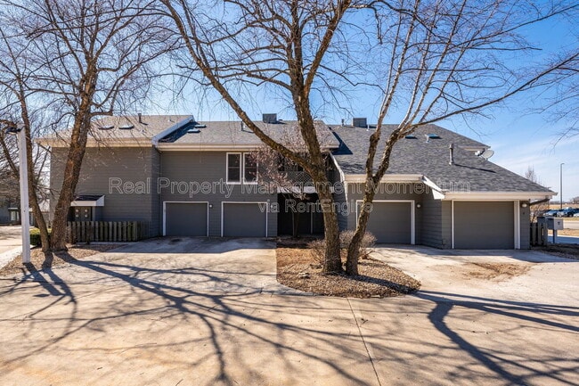 Building Photo - 930 E Primrose St