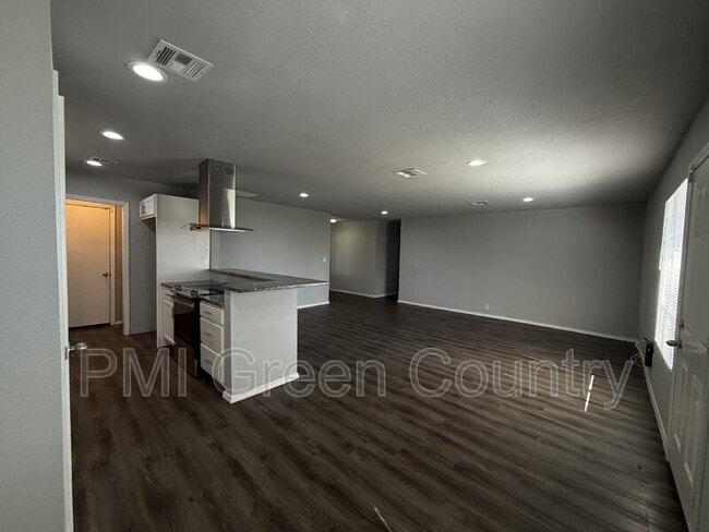 Building Photo - 801 W Vicksburg St