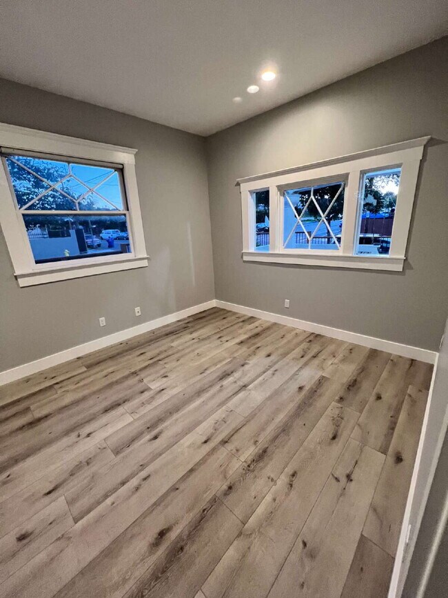 Building Photo - Fully renovated 2bed/1bath with private, g...