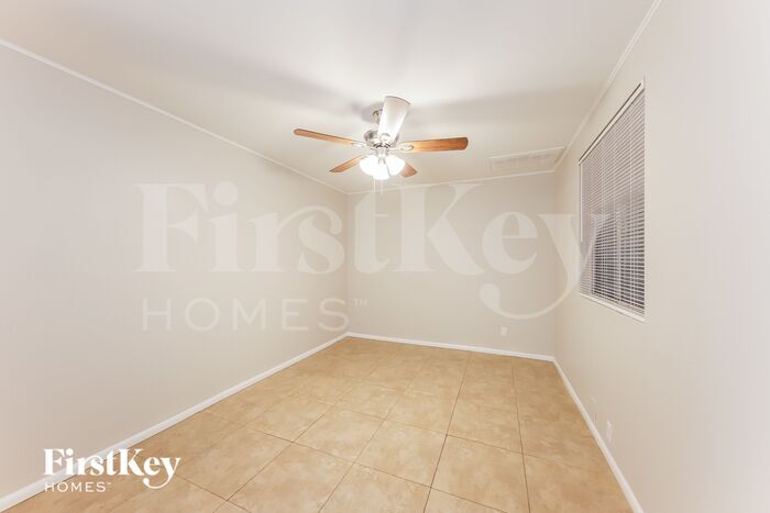 Building Photo - 2121 W Wickieup Ln