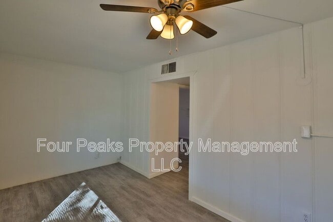 Building Photo - 102 E Hatcher Rd