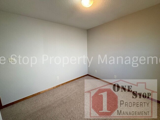 Building Photo - 1105 NW Willow Dr