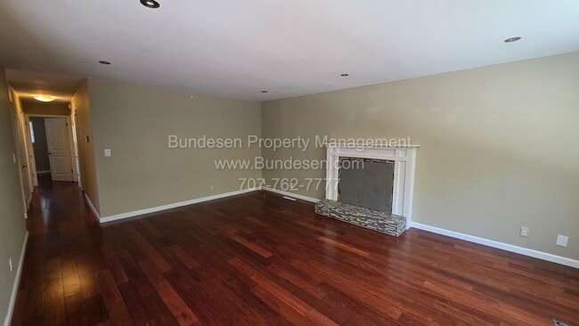 Building Photo - Charming and well maintained 3BD/2BA Home Near Doyle Park